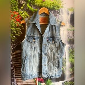 Levi's Men's Blue Denim Trucker Vest Sleeveless Jacket Biker
Size SMAL